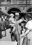 Wo sind denn bloß die Fahrkarten? Bahnsteigszene in Berlin Anhalter Bahnhof.  (1932) <i>Foto: RVM (Rosemarie Clausen)</i>