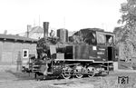 Die Kreisbahn Rathenow-Senzke-Nauen (RSN) mit Sitz in Rathenow existierte von 1932 bis zum 31. März 1949 und war die einzige Schmalspurbahn im damaligen Landkreis Westhavelland. Sie diente der Erschließung des Landstrichs zwischen der Hamburger Bahn im Norden und der Lehrter Bahn im Süden. Die Bahn selbst existierte als Eisenbahn Rathenow-Senzke-Paulinenaue (RSP) seit 1899. Hierzu erhielt sie 1899 fabrikneu vier Dampflokomotiven, zu der auch die Lok 3 (spätere 99 4511) gehörte, 1901 kam noch eine weitere hinzu. Während die anderen Maschinen 1948 als Reparationsleistung in die Sowjetunion gingen, Lok 4 als im Krieg verschollen ging, blieben nur Lok 3 und Lok 5 (99 4512) übrig. 99 4511 wurde 1966 durch einen rekonstruierten Neubau ("Großteilerneuerung") ersetzt und war noch bis 1972 im Einsatz. 1998 übernahm die Preßnitztalbahn sie aus dem Holidaypark Haßloch und arbeitete sie wieder betriebsfähig auf. (25.09.1971) <i>Foto: Gerhard Moll</i>