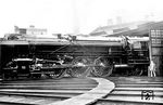 Die nagelneue, im Bw Berlin Anhalter Bf hinterstellte 01 009 wurde für Fotoaufnahmen aus dem Lokschuppen 1 gezogen. Die Lok wurde am 16.07.1926 vom EMA Berlin 3 im Bw Berlin Anhalter Bf abgenommen und anschließend kalt abgestellt. Nach Erteilung der Betriebsgenehmigung war sie ab 27.12.1926 beim Bw Erfurt beheimatet.  (08.1926) <i>Foto: Slg. Johannes Glöckner</i>