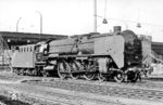 01 2016 wurde 1928 als 01 016 beim Bw Berlin-Anhalter Bf in Dienst gestellt. Bis zu ihrer Ausmusterung am 06.10.1977 war sie nur in drei Bahnbetriebswerken beheimatet, seit 1969 im Bw Berlin Ostbf. Sie gehörte zu den 01er der DR, deren 850 mm Laufräder (Serie 01 001 bis 101) später auf 1000 mm Laufräder der späteren Lokserien umgebaut wurde. (18.08.1970) <i>Foto: Karl-Heinz Brust</i>