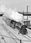 03 060 (Bw Dresden) mit einem vierteiligen Doppelstockzug in Dresden. (02.1970) <i>Foto: Karl-Heinz Brust</i>