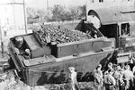 Der Lkw erwischte die Zuglok des Personenzuges (58 2138) auf dem Bahnübergang in Kretzschau an der Strecke Zeitz - Camburg offenkundig im Tenderbereich. Die sechs Toten gab es auf dem Lkw, der Junge Pioniere der staatlichen Jugendorganisation der DDR, von Zeitz nach Meinweh transportierte. (07.06.1959) <i>Foto: Slg. Johannes Glöckner</i>