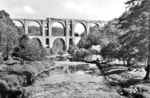 Eine 65.10 überquert das Tal der Weißen Elster bei Barthmühle im Vogtland. Die Elstertalbrücke ist nach der Göltzschtalbrücke die zweitgrößte Ziegelsteinbrücke der Welt, an der zwischen 1846 bis 1851 bis zu 12 Millionen Ziegelsteine verbaut wurden. (1968) <i>Foto: Slg. Johannes Glöckner</i>