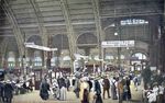 Der am 18. August 1888 als "Centralbahnhof Frankfurt" eröffnete Kopfbahnhof gehört aufgrund seiner Lage in der Mitte Deutschlands zu den wichtigsten Verkehrsdrehscheiben im deutschen Zugverkehr. Der Berliner Architekt Johann Wilhelm Schwedler, der auf die Stahlbauweise spezialisiert war, wurde zum Konstrukteur der drei neuartigen in Eisenkonstruktion ausgeführten Bahnhofshallen mit 28 Meter hohem Tonnengewölbe, die je drei Bahnsteige zu sechs Gleisen umfassten. Bereits am Abend des Eröffnungstages konnte ein Zug nicht rechtzeitig bremsen und überfuhr den Prellbock. Dabei wurden die Lok und das Pflaster des Querbahnsteigs beschädigt. Dies war der Beginn einer ganzen Serie derartiger Vorkommnisse, die in der Presse einigen Spott auslösten. "Höhepunkt" war die „schwungvolle“ Überfahrt der Lokomotive des Ostende-Wien-Express am 6. Dezember 1901. Dabei kamen Lokomotive und Schlepptender erst im Wartesaal der ersten und zweiten Klasse zum Stehen.  (1913) <i>Foto: Slg. Johannes Glöckner</i>