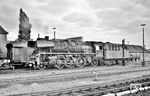 23 1018 war am 23. Juli 1958 fabrikneu dem Bw Wittenberge zugeteilt worden. Bereits zwei Monate später kam sie zum Bw Schwerin, wo sie bis 1968 blieb. Hierbei war sie auch in Lübeck zu Gast. Dorthin dürfte sie mit dem einzigen Zugpaar gekommen sein, das ab März 1960 über den neuen Übergang bei Herrnburg fuhr, dem D 161/162 nach Stralsund. Im Sommerfahrplan 1960 kam noch der der D 1061/1062 (Hamburg - Lübeck - Bad Kleinen - Güstrow) dazu. Nach dem Mauerbau wurde diese Zugverbindung wieder eingestellt.  (08.07.1966) <i>Foto: Gerhard Moll</i>