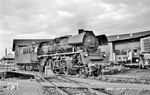 Im Sommerfahrplan 1966 verkehrten gerade einmal 3 Zugpaare über den Grenzübergang Herrnburg bei Lübeck. Es waren dies der D 161/162 (Hamburg - Stralsund) sowie D 1061/1062 und D 2061/2062 zwischen Hamburg und Rostock. In Lübeck übernahmen die Reichsbahnloks den Zug. So macht sich hier 23 1018 vom Bw Schwerin im Bw Lübeck für die Übernahme bereit. (08.07.1966) <i>Foto: Gerhard Moll</i>