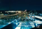 Blick auf das westliche Gleisvorfeld von Karlsruhe Hbf. Der beleuchtete Teil im Hintergund ist die Abstellgruppe West, dahinter liegt das Bw. (06.1997) <i>Foto: Jean-Jacques Nsaka </i>