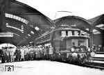 Bereits im Jahr 1920 begann die Elektrifizierung des Abschnittes Halle (Saale)—Leipzig der erstmals am 19. Dezember 1922 mit einer elektrischen Lokomotive befahren wurde. Erst am 7. Oktober 1934 wurde die durchgehende Elektrifizierung der Gesamtstrecke von Magdeburg nach Leipzig vollendet. Den Eröffnungszug beförderte E 15 01 vom Bw Leipzig Hbf West, hier festlich geschmückt vor der Abfahrt im Magdeburger Hauptbahnhof. Die Lok war kurz zuvor aus E 18 01 umgezeichnet worden. (07.10.1934) <i>Foto: RVM (Rbd Halle/S)</i>