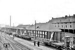 Neben dem Bau von Industrieöfen, z.B. für Gaswerke (Kokereien), expandierte das Unternehmen Klönne in Dortmund nach 1908 mit dem Bau von Bergwerks- und Hüttenanlagen, Gasbehältern, Brücken, Krananlagen, Hallen, Gaswerkseinrichtungen, Fördermaschinen und auch Stahlwasserbauten. Mit überlangen Brückenteilen (auch Vollwandbalken genannt) aus Dortmund, möglicherweise für den Autobahnbau, ist eine Lü-Sendung auf drei Drehschemelwagen-Pärchen in Angermünde angekommen. (1938) <i>Foto: Slg. Johannes Glöckner</i>