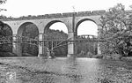 Eine preußische P 8 vor P 668 (Breslau – Liegnitz – Kohlfurt – Görlitz – Dresden) auf dem 475 m langen Granitsteinviadukt über die Neiße bei Görlitz. Carl Bellingrodt will hier 38 1045 erkannt haben, die war allerdings beim Bw Königszelt beheimatet. Auf der Brücke ist ein Oberleitungsmast der elektrifizierten Strecke von Lauban zu erkennen. Am letzten Kriegstag des Zweiten Weltkriegs - dem 07. Mai 1945 - sprengte die Wehrmacht noch das Viadukt. Erst 1957 wurde die Brücke für den grenzüberschreitenden Eisenbahnverkehr wieder freigegeben. Sie bildet heute die Staatsgrenze zwischen Deutschland und Polen.  (05.06.1936) <i>Foto: DLA Darmstadt (Bellingrodt)</i>