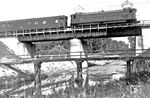 E 16 10 vom Bw Rosenheim überquert vor D 19 (München – Berchtesgaden) einen Nebenfluss der Tiroler Ache in Übersee.  (14.09.1938) <i>Foto: RVM-Filmstelle Berlin (Bellingrodt)</i>