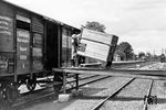 Kleinbehälter wurden bei der Reichsbahn nach ihrem Fassungsraum in drei Gruppen A, B und C eingeteilt. Hier wird ein Kleinbehälter verladen, der zur Güterabfertigung Neuß in der RBD Köln gehörte. Das Foto entstand wohl am gleichen Tag wie Bild-Nr. 52767 [Kleinbehälter (6)]. (1937) <i>Foto: RVM</i>