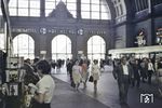 Blick in den Haupteingang des Frankfurter Hauptbahnhofs in den 1960er Jahren. (1964) <i>Foto: Reinhold Palm</i>