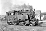 99 6001 war das einzige gebaute Exemplar einer projektierten Serie vereinheitlichter Heißdampf-Schmalspur-Lokomotiven mit den Achsfolgen 1’C1’, 1’D1’ und 1’E1’, die die Nordhausen-Wernigeroder Eisenbahn-Gesellschaft (NWE), die Gernrode-Harzgeroder Eisenbahn-Gesellschaft und die Südharz-Eisenbahn-Gesellschaft bei der Firma Krupp zum Ersatz älterer, weniger wirtschaftlicher Nassdampfloks in Auftrag gegeben hatte. Aufgrund des Ausbruchs des Zweiten Weltkrieges wurde jedoch nur ein Prototyp gebaut, die Aufträge für die weiteren Maschinen wurden storniert. Die Baumusterlok wurde unter der NWE-Nummer 21 II in den Betriebsbestand übernommen und nach der Übernahme der NWE durch die Deutsche Reichsbahn 1949 in 99 6001 umgezeichnet. Sie ist heute noch bei den Harzer Schmalspurbahnen (HSB) im Einsatz. (22.10.1977) <i>Foto: Gerhard Moll</i>