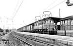 Die wiederhergestellte E 04 09 (Bw Magdeburg) im Bahnhof Köthen. Die Lok war 1946 in die UdSSR als Reparationsleistung abgefahren worden und kam am 05.01.1953 völlig ausgeschlachtet zur DDR-Reichsbahn zurück. Bis Juli 1957 wurde sie im RAW Dessau Instand gesetzt und war ab 08. Juli 1957 wieder im Einsatz.  (1958) <i>Foto: Slg. Johannes Glöckner</i>
