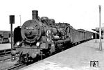 38 3784 vom Bw Minden (Westf) macht im Olympiajahr 1936 Station im Bahnhof Löhne (Westf), das das herrschende Regime schamlos auch für seine Propaganda nutze. Der Anlass war natürlich nicht schlecht gewählt, stellten die vom 1. bis 16. August 1936 in Berlin ausgetragen Wettkämpfe mit 49 teilnehmenden Nationen und fast 4000 Athleten einen neuen Teilnehmerrekord sowie einen neuen Besucherrekord auf.  (1936) <i>Foto: Privatfoto</i>