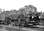 Die zum 1. Mai 1933 zeitgenössisch geschmückte Mindener 92 887 als Rangierlok 2 in der Abstellgruppe in Minden (Westf). In der Zeit des Nationalsozialismus wurde der 1. Mai ab 1933 zum gesetzlichen Feiertag und als „Tag der nationalen Arbeit“ bezeichnet. Zynischerweise wurden am 2. Mai 1933 die Gewerkschaften in Deutschland gleichgeschaltet, die Gewerkschaftshäuser gestürmt und ihr Vermögen beschlagnahmt. Im Jahr 1934 wurde der 1. Mai durch eine Gesetzesnovelle zu einem „Nationalen Feiertag des deutschen Volkes“ erklärt.  (01.05.1933) <i>Foto: Privatfoto</i>