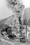 Auf der Frankenwaldbahn ist 96 025 vom Bw Rothenkirchen (Ofr) kräftig schiebend zwischen Probstzella und Steinbach a Wald tätig. Die Lok kam im April 1923 fabrikneu in den Frankenwald und wechselte im November 1937 zum Bw Aschaffenburg. Bis zur Ausmusterung im Oktober 1948 war sie ausschließlich auf bayerischen Steilrampen im Einsatz.  (1930) <i>Foto: RVM</i>