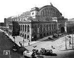 Der Anhalter Bahnhof war einst der bekannteste Fernbahnhof in Berlin. Er lag am Askanischen Platz, an der Stresemannstraße in Kreuzberg, in der Nähe des Potsdamer Platzes. Er wurde als Kopfbahnhof direkt vor den Toren der Berliner Zollmauer angelegt. Heute erinnern nur noch die Portalruine und der unterirdische S-Bahnhof an den einst weithin berühmten Bahnhof. Im Volksmund wurde er kurz „Anhalter“ oder „Das Tor zum Süden“ genannt. Der Name des Bahnhofs bezog sich auf die Provinz Anhalt, heute Teil des Bundeslandes Sachsen-Anhalt.  (1930) <i>Foto: RVM</i>