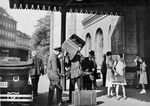 Gepäckträger am Stettiner Bf in Berlin - ein Service, den man heute vergeblich sucht. (1934) <i>Foto: RVM (Rosemarie Clausen)</i>