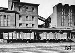Verladen von Briketts im Oberschlesischen Kohlerevier. (1937) <i>Foto: RVM</i>