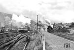 Die Meininger 118 237 bringt 35 1028 vom Bw Gera mit P 9013 zur lebensverlängernden Maßnahme ins Raw nach Meiningen, während 94 1175 mit ihrem Anschlusszug nach Schleusingen nur noch drei Einsatztage bis zur Abstellung vor sich hat. (27.09.1974) <i>Foto: Joachim Schmidt</i>