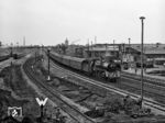 03 0046 erreicht mit D 510 (Berlin - Saßnitz) Stralsund. Nicht nur das dahinterliegende Bw bietet heute einen trostlosen Anblick und ist dem Zerfall ausgesetzt, auch die Fotostelle ist heute durch die genau hier überquerende mehrspurige Bundesstraße 96 nicht mehr möglich. (15.09.1978) <i>Foto: Joachim Schmidt</i>