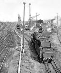 Blick auf den Bahnhof Berlin-Rummelsburg mit seinen umfangreichen Anlagen. Links der Rangierbahnhof (Rgb), rechts davon der Abstellbahnhof (Rga). Das eingeinselte Areal beherbergt auf engsten Raum gleich drei maschinentechnische Dienststellen: Lok-Est Berlin-Karlshorst (vorne), T-Bw Berlin-Karlshorst (mitte) sowie das Bww Berlin-Rummelsburg Abstellbahnhof (rechts). Die Est Berlin-Karlshorst gehörte als Betriebsteil zum Bw Berlin Ostbahnhof. Hier wendeten die Lokomotiven der im Abstellbahnhof endeten Reisezüge, so im Vordergrund 03 2025 aus Frankfurt (Oder), dahinter 03 2205 aus Oebisfelde und links 03 2095 vom Bw Osb. Das Bw-Areal wurde in den 1980er Jahren grundlegend umgestaltet, geblieben ist der markante Wasserturm.  (05.08.1974) <i>Foto: Joachim Schmidt</i>