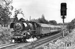 03 2117 (Bw Berlin Ostbf) mit D 371 "Pannonia-Express" auf dem Berliner Südring. Ihre Personale hatten das obere Spitzenlicht sogar mit einem Weitstrahler ausgerüstet, deutlich am zweiten Stromanschluss auf der Rauchkammertür zu erkennen. Bei einer eiligen Reparatur am linken Schieber war wohl die Klappe in der vorderen Schürze abgerissen; ein solcher Schönheitsfehler durfte natürlich die pünktliche Beförderung des Schnellzuges nach Dresden nicht gefährden. (07.1975) <i>Foto: Joachim Schmidt</i>
