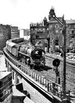 Einfahrt des D 337 aus Hamburg mit der Wittenberger 01 0517 in Berlin Zoologischer Garten. (04.07.1973) <i>Foto: Joachim Bügel</i>