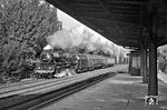 Einzige planmäßige 03.10-Leistung auf Westberliner Gebiet war das Zugpaar Ex 1316/1317. Der planmäßig nur aus zwei Wagen bestehende Frühzug Ex 1316 (Berlin-Zoo ab 6.02 Uhr) passiert hier mit 03 0090 den S-Bahnhaltepunkt Berlin-Bellevue. Im Ostbahnhof wurde er mit dem anderen Zugteil vereinigt und dann weiter nach Saßnitz befördert.  (07.08.1974) <i>Foto: Joachim Schmidt</i>