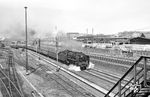 01 2120 mit D 673 auf dem Weg nach Dresden an der Modersohn-Brücke in Berlin zwischen Ostbahnhof und Ostkreuz. Im Hintergrund grüßt das seit dem Jahr 1969 bestehende neue Berliner Wahrzeichen, der Fernsehturm am "Alex". Die Lok trägt hier die verkürzten Wagnerbleche, die kurze Zeit später anlässlich ihrer Hauptuntersuchung wieder auf Originallänge gebracht wurden.  (07.08.1974) <i>Foto: Joachim Schmidt</i>