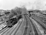 Neben Berlin-Lichtenberg war der Ostbahnhof der große Fernbahnhof Ostberlins, dessen beiden Bahnhofshallen im Hintergrund erkennbar sind. Um Zugfahrten im überwiegenden Kopfbahnhofbetrieb kreuzungsfrei zu gestalten, verließen die meisten Züge den Ostbahnhof durch einen Tunnel und tauchten erst vor der Modersohnbrücke wieder auf. Hier ist es die letzte gebaute Lok der Baureihe 03, 03 2298 vom Bw Frankfurt/Oder, die mit D 1105 sichtbare Zeichen hinterlässt. (07.08.1974) <i>Foto: Joachim Schmidt</i>