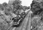 Bei der sparsamen Reichsbahn kamen Doppeltraktionen eher selten vor - eigentlich nur, wenn es die Zuglasten unbedingt erforderten. Zwischen Berlin-Schönefeld und dem Grünauer Kreuz kommen die Ostbahnhofer 03 2117 und 03 2050 mit D 924 aus Dresden auf dem Südring entlang. (06.1976) <i>Foto: Joachim Schmidt</i>