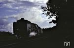 Für die aus dem Gegenlicht kommende Dresdner 01 2066 blieb mit dem D 924 nach Rostock bei Berlin-Wuhlheide nur eine Schattenrissaufnahme übrig. (07.10.1975) <i>Foto: Dr. Uwe Knoblauch</i>