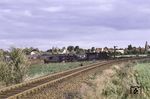 03 0019 (Bw Stralsund) überholt mit einem Schnellzug nach Berlin-Lichtenberg die am Karower Kreuz wartende 52 8158 vom Bw Brandenburg auf dem Berliner Außenring. (08.10.1975) <i>Foto: Dr. Uwe Knoblauch</i>