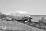 01 1515 (Bw Berlin Ostbf) überwindet mit D 370 "Pannonia-Express" die Steigung aus dem Elbtal bei Gröbern.  (30.03.1975) <i>Foto: Joachim Schmidt</i>