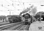 Nicht nur im Fußball, auch bei der Bespannung hochwertiger Reisezüge bestand zwischen Dresden und Berlin eine gewisse Rivalität. Eigentlich eine Planbespannung des Bw Dresden hatte am 30. März 1975 die Ostbahnhofer 01 1512 in Dresden-Neustadt den D 925 aus Rostock am Haken. Was damals noch keiner ahnen konnte: 01 1512 sollte Ende September 1982 auch die Ära des Schnellzugdampfes bei der DR beenden. Nicht ganz vergessen wollen wir auch die Dresdner 52 6206, die sich mit ins Bild geschoben hat. (30.03.1975) <i>Foto: Joachim Schmidt</i>