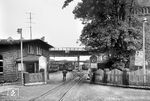 Ein weiteres Tabu für Westdeutsche war das Betreten der internen Reichsbahn-Betriebsstätten, wozu natürlich auch ein Reichsbahn-Ausbesserungswerk zählte. Bis die entsprechenden "Organe" reagieren konnten, war auch manchmal ein Schnellschuss möglich, wie hier am RAW Stendal. Vielleicht kam man diesmal auch nur deshalb ungeschoren davon, weil gerade das Wachpersonal fehlte, das nämlich auf dem Stellenangebotsschild (rechts) explizit gesucht wurde. (30.08.1976) <i>Foto: Joachim Schmidt</i>