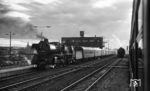 Abschiedsfoto aus dem "Interzonenzug" auf die in Stendal wartende 03 2098 vor E 547 nach Berlin und einer unbekannten 52.80. Glücklicherweise konnte man damals Zugfenster noch öffnen...  (05.09.1976) <i>Foto: Joachim Schmidt</i>