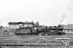 03 2148 wartet im Vorfeld des Bahnhofs Lutherstadt Wittenberg auf das Eintreffen des P 3514 aus Halle, den sie nach Berlin weiterbefördern wird. (15.05.1977) <i>Foto: Joachim Schmidt</i>