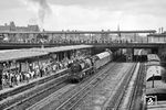 An einem Samstagvormittag dokumentieren die vollen Bahnsteige in Berlin Ostkreuz das Wochenendmotto: Raus aus Berlin! 03 2186 vom Bw Leipzig Hbf West hat mit D 560 aus Aue ihr Fahrtziel Berlin Ostbahnhof auch fast erreicht. (14.08.1976) <i>Foto: Joachim Schmidt</i>