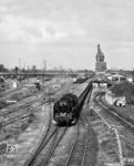 Mit Karacho donnert 01 2207 mit D 673 nach Dresden durch die Weichenstraßen von Berlin-Rummelsburg. (15.08.1976) <i>Foto: Joachim Schmidt</i>