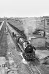 03 0085 hat in Berlin-Lichtenberg den D 552 aus Erfurt übernommen und tritt ihre Reise nach Stralsund an.  (15.08.1976) <i>Foto: Joachim Schmidt</i>