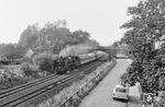 01 2207 (Bw Dresden) rast vor D 378 "Istropolitan-Express" nach Bratislava mit 120 km/h durch den Ort Weinböhla.  (01.09.1976) <i>Foto: Joachim Schmidt</i>