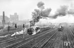 Im Kampf gegen den Berliner Wintersmog wird 01 2069 wohl keinen Preis gewinnen. Nach einem außerplanmäßigen Halt am Blocksignal am S-Bahnhof Berlin-Warschauer Straße hat sie mit D 925 zudem bereits zu Beginn der Reise wertvolle Minuten verloren. Das Personal wird alles tun, diese bis Dresden wieder einzufahren.  (23.12.1976) <i>Foto: Joachim Schmidt</i>