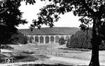 Angeblich 38 3985 vom Bw Paderborn überquert hier vor P 473 das Dunetalviadukt bei Neuenbeken.  (1938) <i>Foto: RVM-Filmstelle Berlin (Bellingrodt)</i>