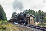 52 9576 vom Bw Senftenberg, 1957 aus 52 2576 (Henschel, Baujahr 1943) auf Kohlenstaubfeuerung umgebaut, passiert die Block- und Ausweichanschlußstelle Buchwäldchen südlich von Calau. Das links abzweigende Gleis führte bis zur Wende zum "Klinker- und Ziegelwerk Buchwäldchen". Es wurde nach der Wende abgebaut. Die Transporte erfolgen heute über eine neu gebaute Straße per Lkw. (1974) <i>Foto: Karsten Risch</i>