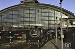 01 2204 mit D 176 aus Dresden in Berlin Ostbahnhof. Der heutige Ostbahnhof wurde als Frankfurter Bahnhof erbaut und hat seinen Namen so oft gewechselt wie kein anderer Berliner Bahnhof. Insbesondere sind die Namen Berlin Schlesischer Bahnhof (1881–1950) und Berlin Hauptbahnhof (1987–1998) bekannt. Die häufige Namensänderung führte auch zu Verwechslungen mit dem heutigen Berliner Hauptbahnhof oder auch mit dem alten Ostbahnhof.  (29.06.1976) <i>Foto: Dr. Uwe Knoblauch</i>