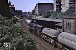 Eine Eberswalder 44er rollt durch die Häuserschluchten an der Prenzlauer Allee in Berlin. (04.07.1976) <i>Foto: Dr. Uwe Knoblauch</i>